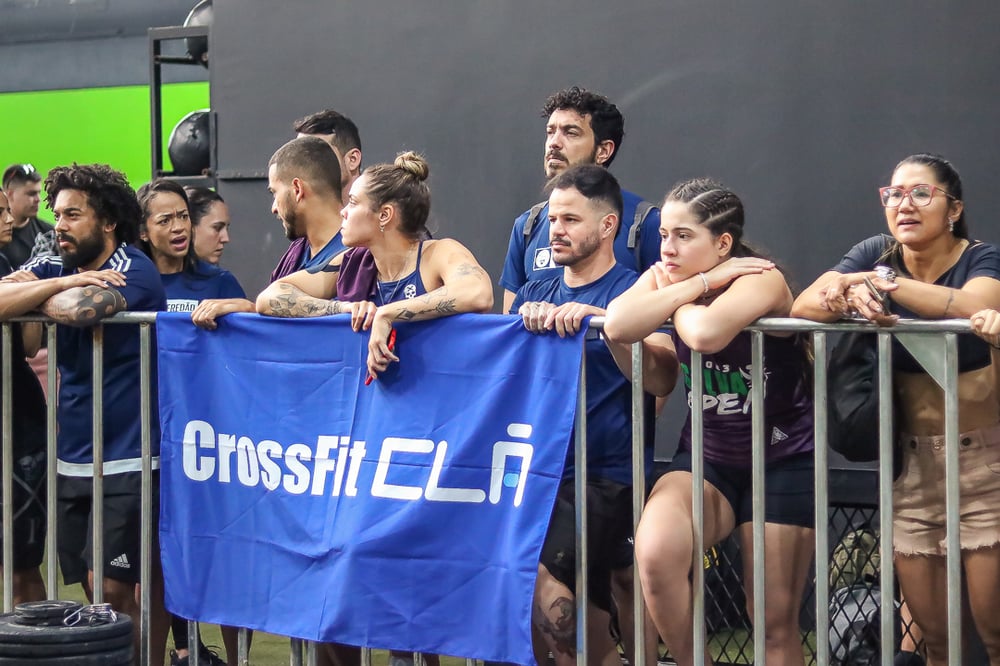 Equipe do CrossFit Clã em campeonato com a bandeira do box